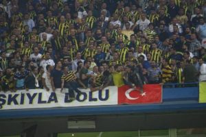 Fenerbah&ccedil;e trib&uuml;nlerinde kavga &ccedil;ıktı