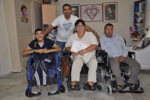 Ak&uuml;l&uuml; sandalye bağışı mutlu etti