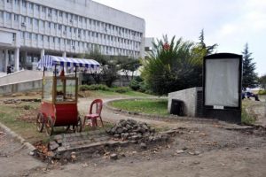 Valilik &ouml;n&uuml;nde ş&uuml;pheli valiz alarm