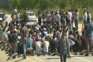 Edirne Valisi Şahin Suriyeli m&uuml;ltecilerle karayolunda namaz kılıyor