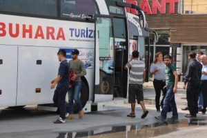 Suriyeli sığınmacılar otob&uuml;sten inip ka&ccedil;tı