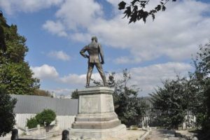 İlk Atat&uuml;rk heykeli metal perdelerle &ccedil;evrili duruyor