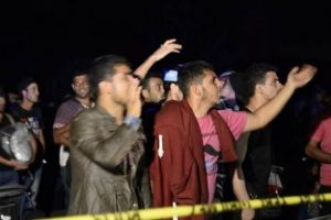 Edirne'ye doğru y&uuml;r&uuml;yen Suriyeliler durduruldu