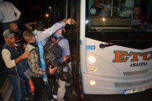 İkna edilen Suriyeli m&uuml;lteciler er meydanına g&ouml;t&uuml;r&uuml;l&uuml;yor
