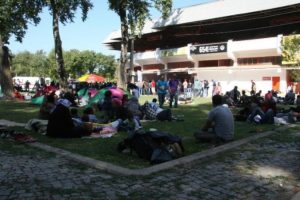 Er Meydanı'ndaki bekleyişleri s&uuml;r&uuml;yor