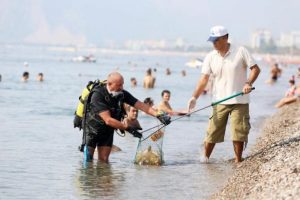TURMEPA g&ouml;n&uuml;ll&uuml;leri sahili temizledi