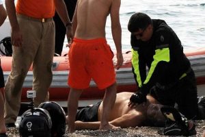 Denizde kalp krizi ge&ccedil;iren turist &ouml;ld&uuml;