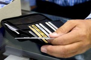 Telefonda kredi kartı bilgilerini veren 2 kişi dolandırıldı