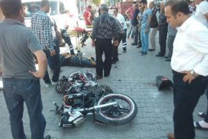 Trakt&ouml;r ile motosiklet &ccedil;arpıştı: 2 kişi ağır yaralı