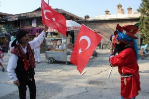 Bursalı tiyatrocu HDP'yi Karag&ouml;z kıyafetiyle protesto etti