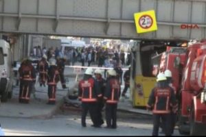 Otob&uuml;s &uuml;st ge&ccedil;ite &ccedil;arptı, faciadan d&ouml;n&uuml;ld&uuml;