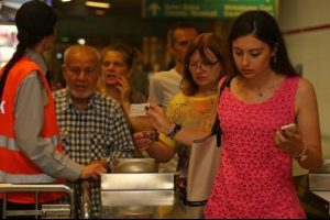 İzmir B&uuml;y&uuml;kşehir Belediye Başkanı: Kart krizini hen&uuml;z aşamadık