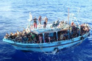Ka&ccedil;akların botuna yolcu gemisi &ccedil;arptı: 13 &ouml;l&uuml;