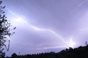 Meteoroloji uyarmıştı! Sağanak yağış g&ouml;k g&uuml;r&uuml;lt&uuml;s&uuml; ve yıldırımlarla geldi