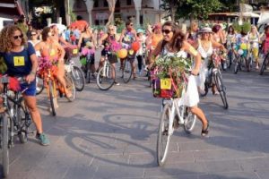 S&uuml;sl&uuml; Kadınlar g&uuml;zel bir d&uuml;nya i&ccedil;in pedal &ccedil;evirdi