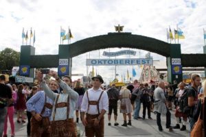 Oktoberfest'te 1 haftada 1 milyon litre bira
