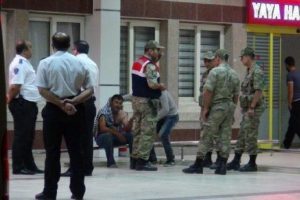 İtfaiye ge&ccedil; kalınca sağlık personeline saldırdılar
