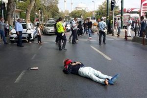 Kırmızıda ge&ccedil;en yayaya &ccedil;arpan motosiklet s&uuml;r&uuml;c&uuml;s&uuml; yaralandı
