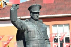 Atat&uuml;rk heykeli i&ccedil;in referandum kararı