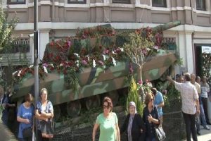 "Barış" i&ccedil;in tank ve f&uuml;zeler &ccedil;i&ccedil;eklerle s&uuml;slendi