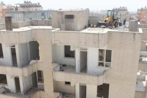 5 katlı binaya, 6 tonluk iş makinesi &ccedil;ıkarıldı