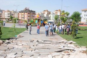 Mahalleliler parkın yıkımına karşı &ccedil;ıktı