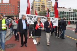 T&uuml;rkler ter&ouml;r&uuml; kınama y&uuml;r&uuml;y&uuml;ş&uuml; d&uuml;zenlediler