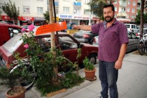 'G&uuml;lleri koparanın elleri kırılsın' notu yazdı