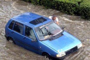 Adana'da yağmur hayatı fel&ccedil; etti