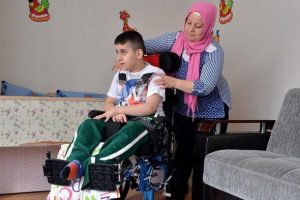 Epilepsi hastası oğluna tekerlekli sandalye gelen annenin y&uuml;z&uuml; nihayet g&uuml;ld&uuml;