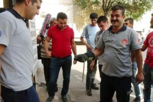 Otomobile giren yılanı itfaiyeciler &ouml;ld&uuml;rd&uuml;