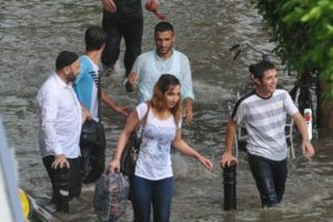 Adana'da yağmur yaşamı fel&ccedil; etti