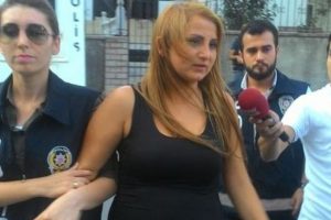 Hesaba &ccedil;ıldıran kadın m&uuml;şteri silahına sarıldı