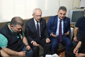 CHP lideri o askerin ailesini ziyaret etti