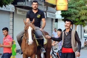 Binicilerin şehir turu b&uuml;y&uuml;k ilgi g&ouml;rd&uuml;