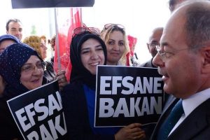 Erzurum'da 'Efsane Bakan' pankatı ile karşılandı