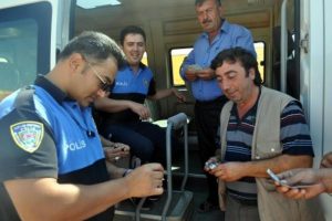 Kurban pazarında kalemle sahte para denetimi