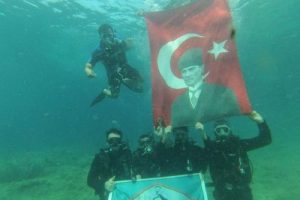 Su altında bayrak a&ccedil;ıp, şehitleri andılar