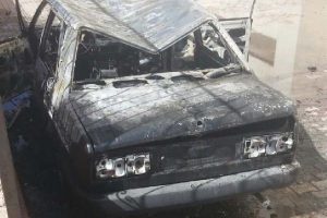 Alev alan hurda otomobil k&uuml;le d&ouml;nd&uuml;