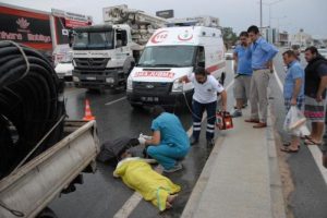 Kamyonet altında kalan kadın &ouml;ld&uuml;