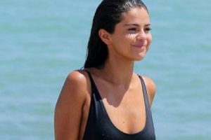 Selena Gomez bakışları &uuml;zerine topladı...