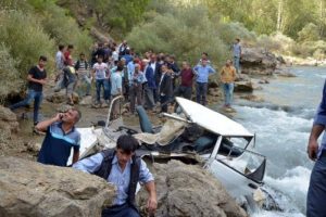 Kurbanlık yolunda kaza: 4 &ouml;l&uuml;