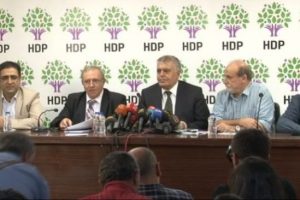 "Fiilen g&ouml;revi y&uuml;r&uuml;tmedeki zorluklar nedeniyle istifa etmiş bulunuyoruz"