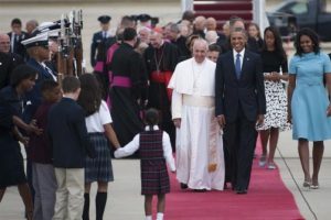 Obama, Papa'yı havalimanında karşıladı