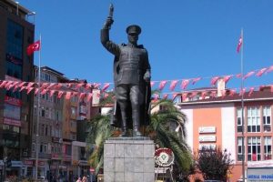 Atat&uuml;rk anıtıyla ilgili iddialara yalanlama