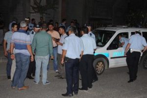 Ş&uuml;phelileri kovalayan polisler kaza yaptı