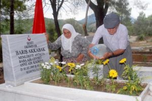 Şehit torunlarının mezarında g&ouml;zyaşı d&ouml;kt&uuml;ler