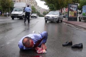 Otomobil &ccedil;arpan yaralı, y&uuml;z&uuml;koyun ambulans bekledi