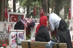 Bayram &ouml;ncesi şehitlikte h&uuml;z&uuml;n