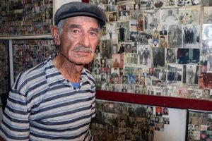 25 yıldır ayakkabısını boyadığı m&uuml;şterilerin fotoğrafını topluyor